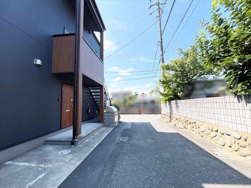 北東側前面道路