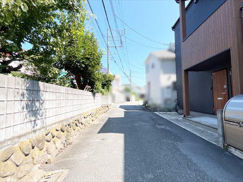 北東側前面道路