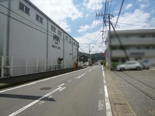 北東側前面道路・倉庫外観