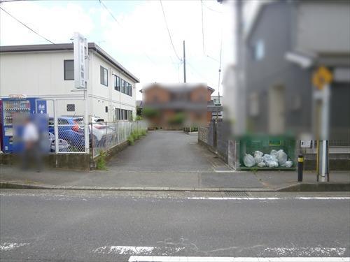 北西側前面道路・事務所外観
