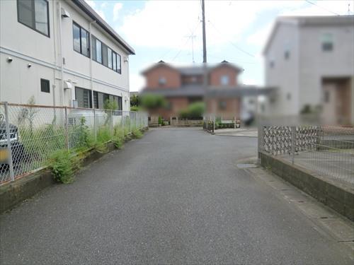 北西側前面道路・事務所外観