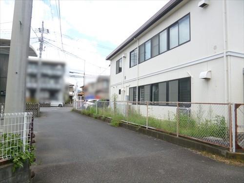 北西側前面道路・事務所外観