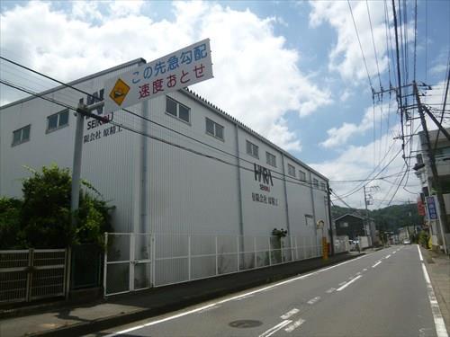 北東側前面道路・倉庫外観