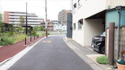 南側前面道路（物件：右手）