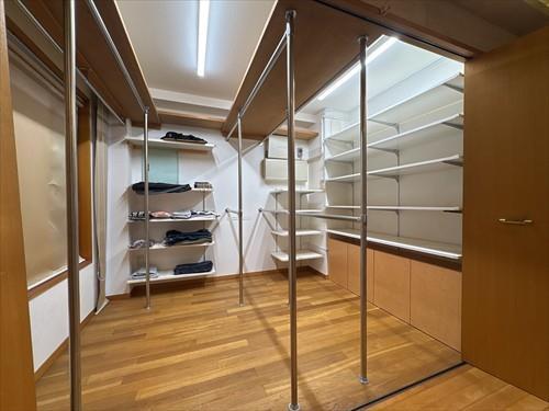 2階洋室のウォークインクローゼット