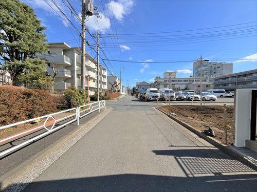 北側道路（物件：右手）