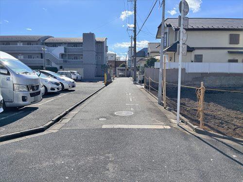 東側道路（物件：右手）