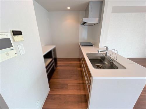 横から見たキッチン