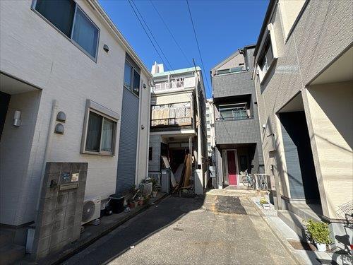 前面道路含む現地（本物件道路奥左手）