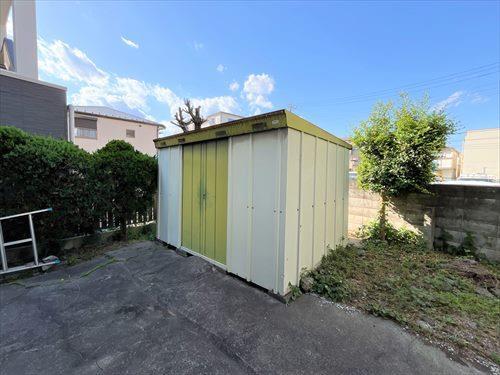 建物北側にある倉庫