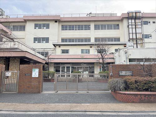 板橋区立高島第一中学校　830ｍ