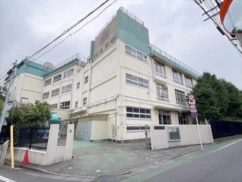 渋谷区立代々木中学校 580ｍ