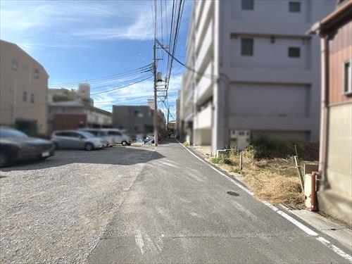 南西側前面道路（2024年10月撮影）