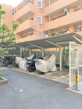 バイク置場(2024年9月撮影)