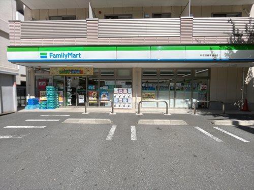 ファミリーマート新宿税務署通り店180m