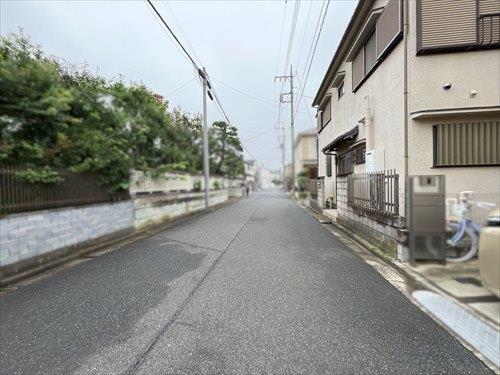 北側前面道路（2025年10月撮影）