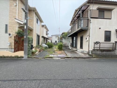 東側前面道路（2025年10月撮影）