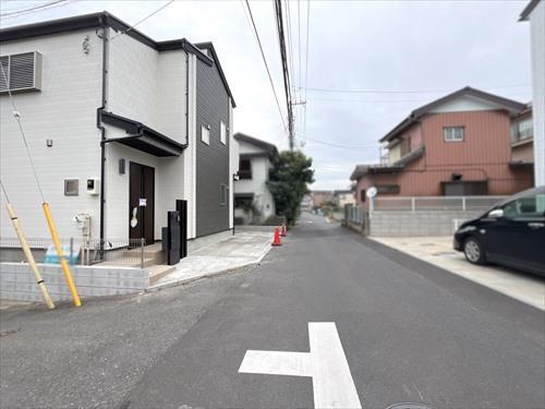 北西側前面道路（2025年10月撮影）