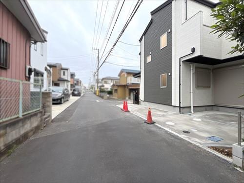 北西側前面道路（2025年10月撮影）