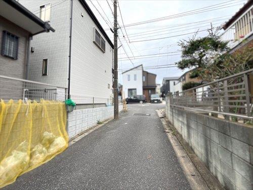 北東側前面道路（2025年10月撮影）