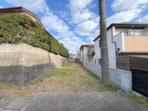 南東側前面道路（2025年12月撮影）