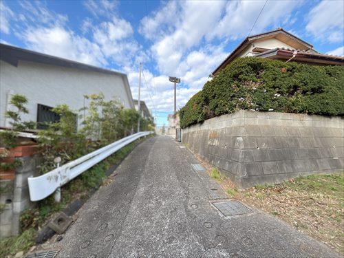 南西側前面道路（2025年12月撮影）