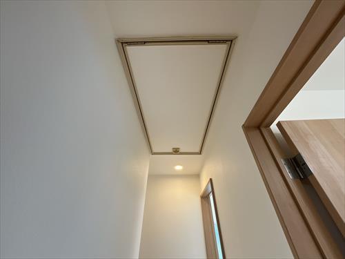 2F廊下屋根裏収納