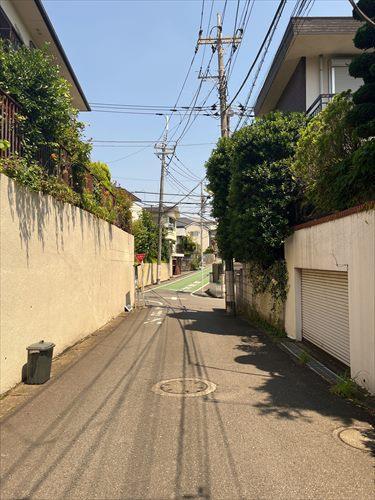 西側前面道路