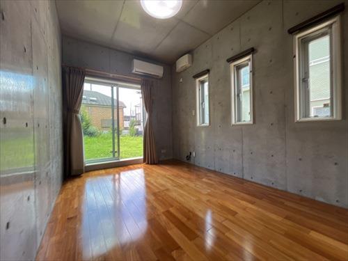 洋室（1階約6.8帖）