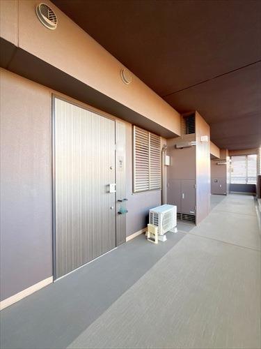 共用廊下から玄関