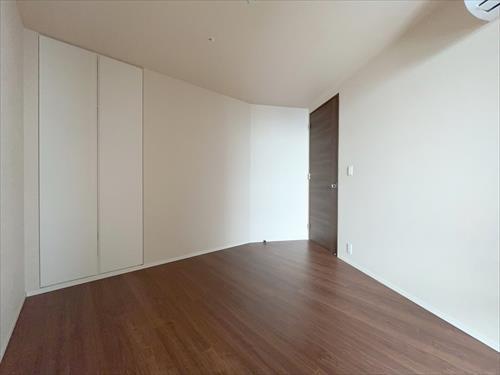 洋室約6.1帖(収納付き)