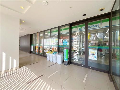 ファミリーマート豊洲スカイズ店まで60m