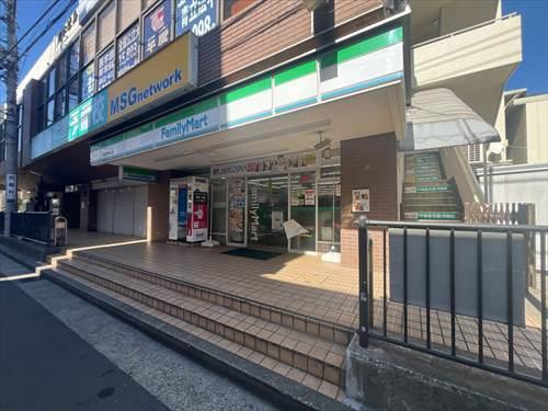 ファミリーマート 菊名駅東口店510m