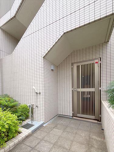 ペット足洗い場・マンション出入口