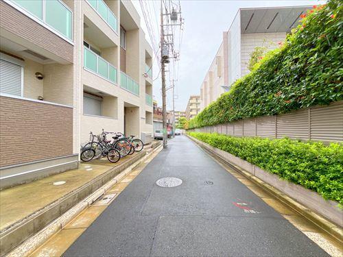 東側前面道路(2026年9月撮影)