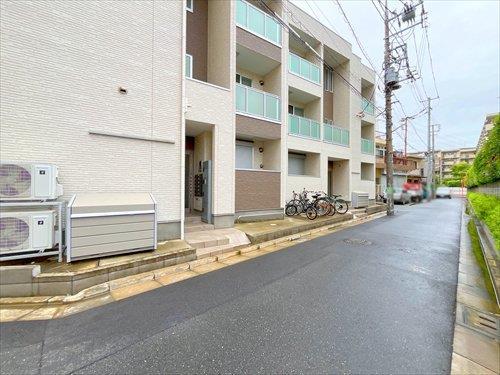 東側前面道路(2026年9月撮影)