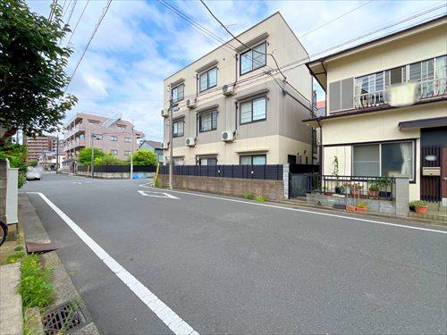 現地側から前面道路(2026年7月撮影)