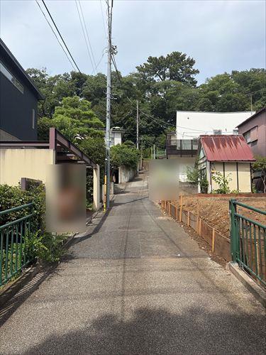 北西側前面道路（2026年8月撮影）
