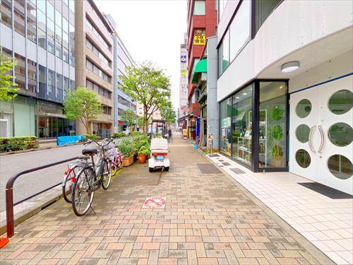 北東側前面歩道(2026年9月撮影)