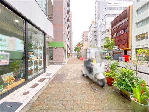 北東側前面歩道(2026年9月撮影)