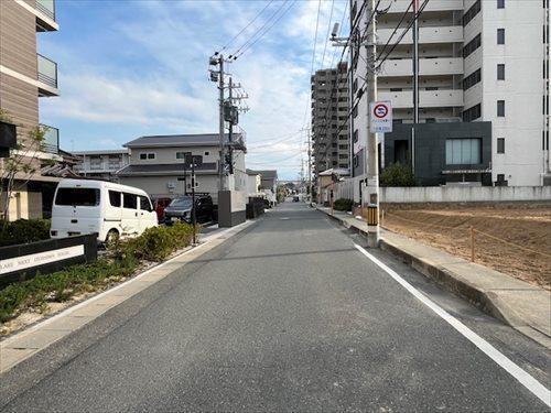 東側前面道路（北から）