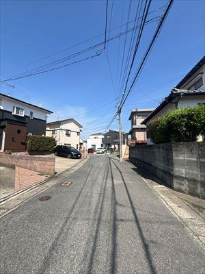 西側前面道路