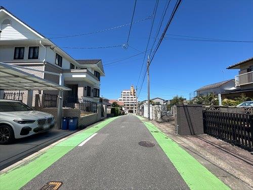 前面道路（東から）