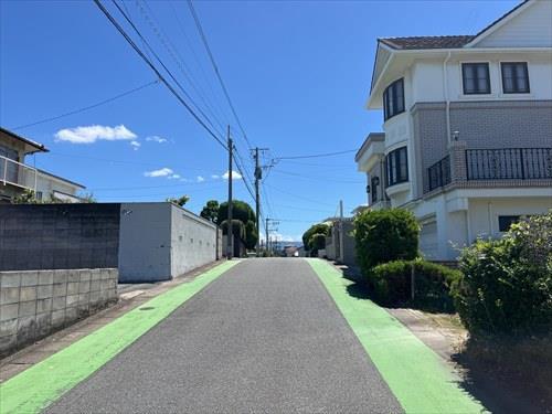 前面道路（西から）