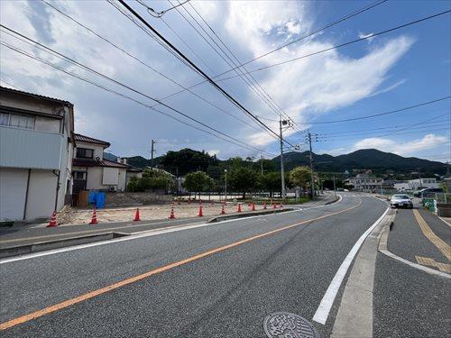 現地写真＋前面道路（北東から）