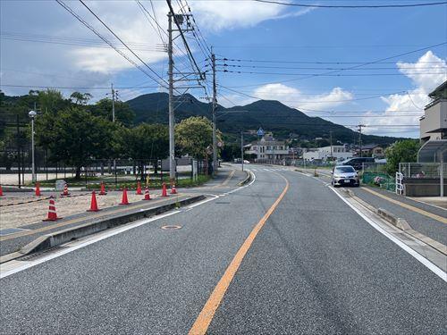 北側前面道路（東から）