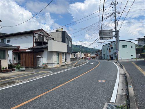 北側前面道路（西から）