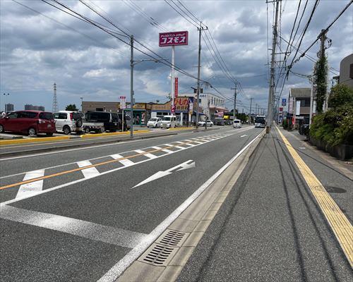 西側道路（2025年7月撮影）