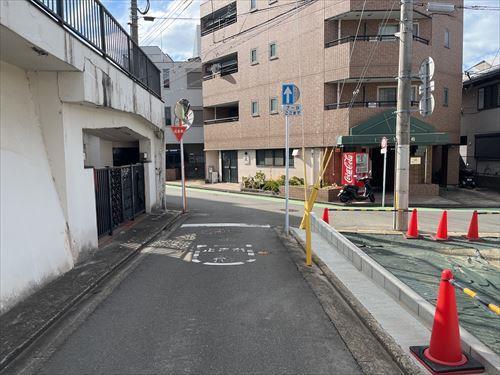 南側前面道路（東から）