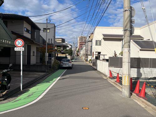 西側前面道路（南から）